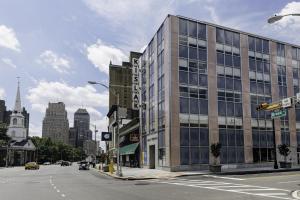 een groot glazen gebouw in een stadsstraat bij Kislak 201 Spacious Studio Steps from Everything in Newark