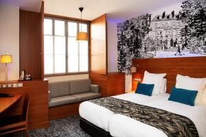 Ένα ή περισσότερα κρεβάτια σε δωμάτιο στο Best Western Plus Hôtel Colbert