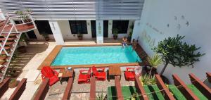 - une vue sur la piscine dans une maison dans l'établissement Casa TICUL Hotel Boutique - 5Th Ave, à Playa del Carmen