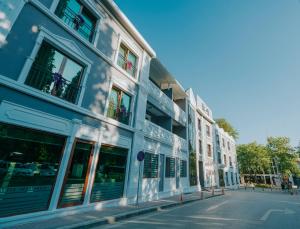 un edificio azul al lado de una calle en Ener Old Castle Resort Hotel, en Gebze