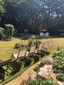 伯恩茅斯的住宿－Discoveries Guest House & luxury spa，坐在院子里的一组椅子