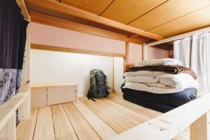 Postel nebo postele na pokoji v ubytování Couch Potato Hostel