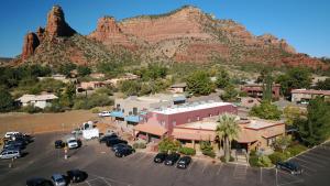 una vista aérea de un aparcamiento frente a una montaña en Sedona Village Lodge en Sedona