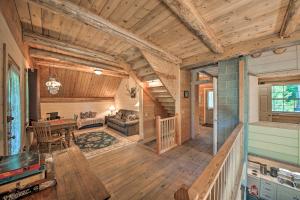 Gallery image of Expansive Moyie Riverfront Cabin - Pets Welcome! in Bonners Ferry