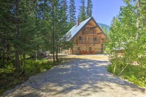 Gallery image of Expansive Moyie Riverfront Cabin - Pets Welcome! in Bonners Ferry