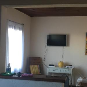 トリニダにあるCasa Inésのリビングルーム(壁掛け式薄型テレビ付)