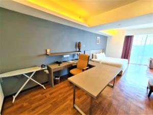 TV a/nebo společenská místnost v ubytování Nexus Regency Suites & Hotel