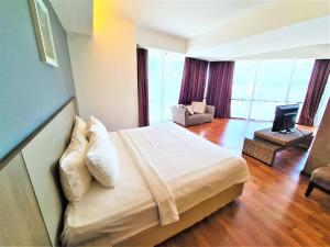 une chambre d'hôtel avec un lit et une télévision dans l'établissement Nexus Regency Suites & Hotel, à Subang Jaya