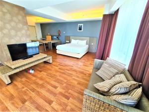 TV a/nebo společenská místnost v ubytování Nexus Regency Suites & Hotel