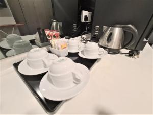 Příslušenství pro přípravu čaje a kávy v ubytování Nexus Regency Suites & Hotel