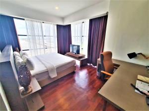 Postel nebo postele na pokoji v ubytování Nexus Regency Suites & Hotel