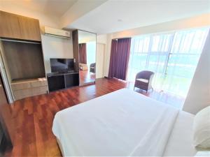 TV a/nebo společenská místnost v ubytování Nexus Regency Suites & Hotel