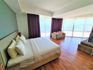 Postel nebo postele na pokoji v ubytování Nexus Regency Suites & Hotel + 37 fotografií
