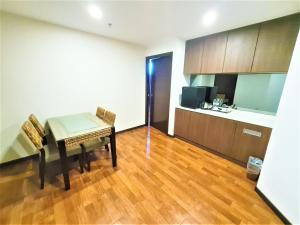 Kuchyň nebo kuchyňský kout v ubytování Nexus Regency Suites & Hotel