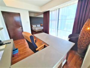 TV a/nebo společenská místnost v ubytování Nexus Regency Suites & Hotel