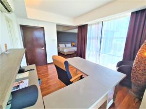 TV a/nebo společenská místnost v ubytování Nexus Regency Suites & Hotel