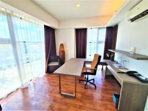TV a/nebo společenská místnost v ubytování Nexus Regency Suites & Hotel