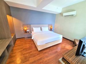 Postel nebo postele na pokoji v ubytování Nexus Regency Suites & Hotel