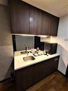 Kuchyň nebo kuchyňský kout v ubytování Nexus Regency Suites & Hotel