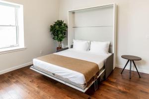 Un pat sau paturi într-o cameră la Kislak 203 Luxurious 1BR Steps from Everything