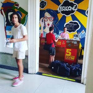 Twee jonge mannen staan voor een automaat. bij Montevideo Port Hostel in Montevideo