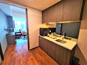 Kuchyň nebo kuchyňský kout v ubytování Nexus Regency Suites & Hotel