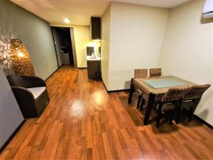Kuchyň nebo kuchyňský kout v ubytování Nexus Regency Suites & Hotel