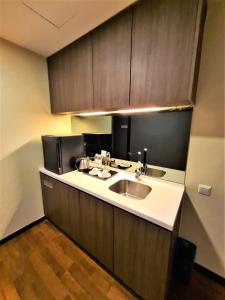 Kuchyň nebo kuchyňský kout v ubytování Nexus Regency Suites & Hotel