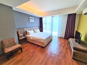 TV a/nebo společenská místnost v ubytování Nexus Regency Suites & Hotel