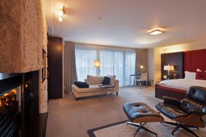 The Spire Hotel في كوينزتاون: غرفة فندقية بها سرير وموقد