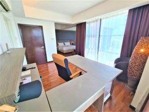 ein Wohnzimmer mit einem Tisch und Stühlen im Zimmer in der Unterkunft Nexus Business Suite Hotel in Shah Alam