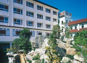 笛吹市的住宿－平安日式旅館，一座位于岩石山顶的建筑