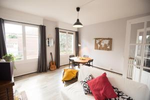 un salon avec un canapé blanc et une table dans l'établissement #LIndustrioChampetre Free Parking, Bien Situé, Spacieux, Proche Clinique, à Rouen