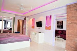 una camera con letto, TV e divano di Luxury apartment Jomtien beach condominium S1 Pattaya 3rd floor a Jomtien Beach