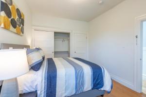 Un ou plusieurs lits dans un hébergement de l'établissement @ Marbella Lane - 6BR | Mission St. near SF | Ldry