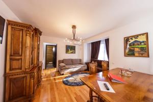 ein Wohnzimmer mit einem Tisch und einem Sofa in der Unterkunft Apartament Family Rivulus 10 in Baia Mare