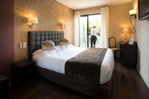 Postel nebo postele na pokoji v ubytování Logis Hotel - Restaurant - Spa - Le Relais de Farrou