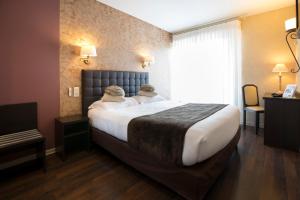Postel nebo postele na pokoji v ubytování Logis Hotel - Restaurant - Spa - Le Relais de Farrou