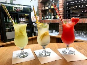 3 Cocktails auf Servietten in einer Bar in der Unterkunft Sosnowe Zacisze in Białystok