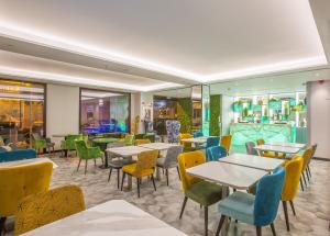 Hotel Brö-Adults Recommended في مالقة: مطعم فيه طاولات وكراسي في الغرفة