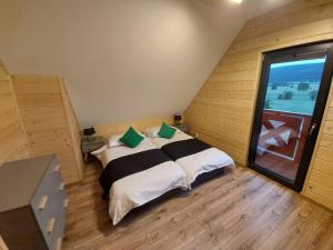 En eller flere senge i et værelse på Osada Orlica 1