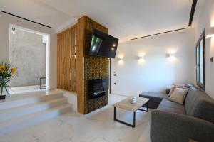 TV a/nebo společenská místnost v ubytování Orion Eco Suites