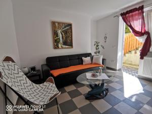 un soggiorno con divano e tavolo di Apartments Violeta a Bled