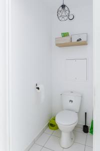 ein Badezimmer mit einer weißen Toilette in einem Zimmer in der Unterkunft Apartment Epinette 2 bedroomed near Disneyland Paris in Magny-le-Hongre
