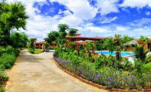 un sentiero che conduce a un resort con piscina di Acacia Hotel Bagan a Bagan