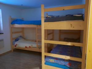 Двухъярусная кровать или двухъярусные кровати в номере Country House Zemljanka