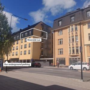 um edifício numa rua com uma placa de rua em Riverside Lux with 2 bedrooms, Car Park garage and Sauna em Turku