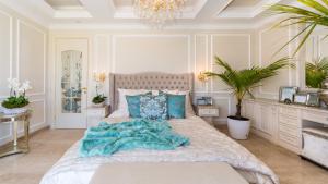 Voodi või voodid majutusasutuse Eden Park Luxury Villas toas