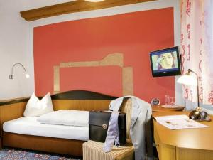 TV a/nebo společenská místnost v ubytování Hotel Münchner Hof und Blauer Turm