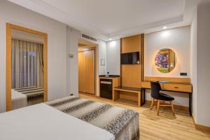 Sealife Buket Resort & Beach Hotel - Ultra All Inclusive客房内的一张或多张床位